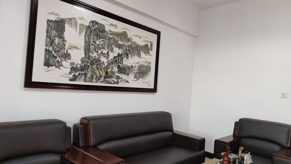 五站合一是企業(yè)提升網(wǎng)絡營銷效果的有效方式之一，它實現(xiàn)了數(shù)據(jù)同步和管理統(tǒng)一，覆蓋了多個端口和用戶群體，具有極佳的用戶體驗和營銷效果。 五站合一是一種多功能的網(wǎng)站建設服務，它將電腦網(wǎng)站（PC站）、手機網(wǎng)站、微信端網(wǎng)站（微站）、手機APP以及小程序五個端口整合在一起， 實現(xiàn)數(shù)據(jù)的同步和管理統(tǒng)一。以下是關于五站合一的詳細解釋： 一、五站合一的組成部分 PC站：傳統(tǒng)的企業(yè)網(wǎng)站，主要面向電腦用戶。它能展現(xiàn)企業(yè)的全面信息，包括企業(yè)文化、品牌實力等，頁面形式多樣，視覺效果佳，用戶體驗度高。 手機站：專為手機用戶設計的網(wǎng)站，信息容量相對較小，但更加便捷和節(jié)省流量。隨著手機用戶的不斷增加，手機站已成為企業(yè)營銷的重要渠道。 微站：依托微信公眾號或微信平臺建設的網(wǎng)站，無需注冊域名和購買空間，更加方便快捷。微站可以利用微信的用戶基礎和社交屬性，實現(xiàn)更好的 營銷效果。 APP：一款可以安裝在手機上的應用程序，用戶可以隨時隨地訪問。APP具有更強的互動性和個性化定制能力，是企業(yè)進行精準營銷的重要工具。 小程序：一種無需下載安裝即可使用的應用程序，用戶掃一掃即可打開。小程序具有用完即走的特點，適合快速服務和交易場景。 二、五站合一的優(yōu)勢 數(shù)據(jù)同步和管理統(tǒng)一：五站合一實現(xiàn)了數(shù)據(jù)的同步和管理統(tǒng)一，只需在一個端口錄入數(shù)據(jù)，其他四個端口即可自動同步更新，大大降低了人力維護 的工作量。 多端覆蓋：五站合一覆蓋了PC、手機、微信、APP和小程序等多個端口，實現(xiàn)了對用戶的全覆蓋，提高了企業(yè)的網(wǎng)絡營銷效果。 用戶體驗佳：五站合一的各個端口都注重用戶體驗，頁面設計美觀、交互性強，提高了用戶的滿意度和忠誠度。 營銷效果好：五站合一通過整合多個營銷渠道，實現(xiàn)了更好的營銷效果。企業(yè)可以通過不同的端口進行精準營銷，提高轉化率。 三、五站合一的適用行業(yè) 五站合一的網(wǎng)站建設服務適用于各行各業(yè)，包括但不限于： 餐飲行業(yè)：可以將企業(yè)的餐飲服務、菜單、優(yōu)惠活動等信息納入網(wǎng)站建設中，提升企業(yè)的知名度和網(wǎng)絡曝光率。 旅游行業(yè)：可以將企業(yè)的旅游服務、旅游景點、旅游路線等信息納入網(wǎng)站建設中，方便用戶了解和預訂。 教育培訓行業(yè)：可以將企業(yè)的培訓課程、培訓教師、培訓機構等信息納入網(wǎng)站建設中，提高培訓效果和招生率。 醫(yī)療行業(yè)：可以將企業(yè)的醫(yī)療服務、醫(yī)療設備、醫(yī)療團隊等信息納入網(wǎng)站建設中，方便患者了解和預約掛號。 物流行業(yè)：可以將企業(yè)的物流服務、物流路線、物流費用等信息納入網(wǎng)站建設中，提高物流效率和客戶滿意度。.jpg
