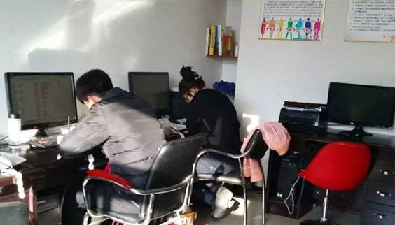 課件平臺開發(fā)制作是一個復(fù)雜但至關(guān)重要的過程，需要遵循需求分析、系統(tǒng)設(shè)計(jì)、功能開發(fā)、測試與優(yōu)化、部署與上線以及維護(hù)與更新 等步驟。通過科學(xué)的管理和先進(jìn)的技術(shù)手段，可以開發(fā)出高效、穩(wěn)定、易用的課件平臺，為教育事業(yè)的發(fā)展做出貢獻(xiàn)。 一、需求分析 在課件平臺開發(fā)制作之前，首先需要進(jìn)行需求分析，明確平臺的目標(biāo)用戶、主要功能、性能指標(biāo)等。需求分析應(yīng)涵蓋以下幾個方面： 用戶群體：確定課件平臺的主要用戶群體，如教師、學(xué)生、教育機(jī)構(gòu)等，并了解他們的具體需求和期望。 功能需求：列出課件平臺需要實(shí)現(xiàn)的主要功能，如課程發(fā)布、課件上傳與下載、在線學(xué)習(xí)、互動交流、考試測評等。 性能指標(biāo)：設(shè)定課件平臺的性能指標(biāo)，如響應(yīng)時間、并發(fā)用戶數(shù)、系統(tǒng)穩(wěn)定性等，以確保平臺能夠滿足用戶的使用需求。 二、系統(tǒng)設(shè)計(jì) 系統(tǒng)設(shè)計(jì)是課件平臺開發(fā)制作的關(guān)鍵環(huán)節(jié)，它決定了平臺的整體架構(gòu)和功能實(shí)現(xiàn)方式。系統(tǒng)設(shè)計(jì)應(yīng)包括以下內(nèi)容： 系統(tǒng)架構(gòu)：設(shè)計(jì)課件平臺的整體架構(gòu)，包括前端界面、后端服務(wù)、數(shù)據(jù)庫等組成部分。 功能模塊：根據(jù)需求分析，將課件平臺劃分為多個功能模塊，如課程管理模塊、課件管理模塊、學(xué)習(xí)管理模塊等。 界面設(shè)計(jì)：設(shè)計(jì)課件平臺的界面布局和交互方式，確保界面簡潔易用，符合用戶的使用習(xí)慣。 數(shù)據(jù)庫設(shè)計(jì)：設(shè)計(jì)課件平臺的數(shù)據(jù)庫結(jié)構(gòu)，包括數(shù)據(jù)表、索引、視圖等，以確保數(shù)據(jù)的存儲和查詢效率。 三、功能開發(fā) 在系統(tǒng)設(shè)計(jì)完成后，接下來進(jìn)行功能開發(fā)。功能開發(fā)應(yīng)遵循以下原則： 模塊化開發(fā)：將課件平臺劃分為多個模塊進(jìn)行開發(fā)，每個模塊實(shí)現(xiàn)特定的功能，以提高開發(fā)效率和代碼可維護(hù)性。 代碼規(guī)范：遵循統(tǒng)一的代碼規(guī)范，確保代碼的可讀性和可維護(hù)性。 測試驅(qū)動開發(fā)：在開發(fā)過程中，進(jìn)行單元測試和綜合測試，確保每個功能模塊的正確性和穩(wěn)定性。 四、測試與優(yōu)化 在功能開發(fā)完成后，需要對課件平臺進(jìn)行全面的測試和優(yōu)化。測試與優(yōu)化應(yīng)包括以下內(nèi)容： 功能測試：測試課件平臺的各項(xiàng)功能是否按照需求實(shí)現(xiàn)，包括課程發(fā)布、課件上傳與下載、在線學(xué)習(xí)等。 性能測試：測試課件平臺的性能指標(biāo)是否滿足要求，如響應(yīng)時間、并發(fā)用戶數(shù)等。 兼容性測試：測試課件平臺在不同瀏覽器和設(shè)備上的兼容性，確保用戶能夠順利訪問和使用平臺。 安全性測試：測試課件平臺的安全性，包括數(shù)據(jù)加密、用戶身份驗(yàn)證等，確保平臺的數(shù)據(jù)和用戶信息的安全。 用戶反饋：收集用戶的反饋意見和建議，根據(jù)反饋對平臺進(jìn)行優(yōu)化和改進(jìn)。 五、部署與上線 在測試與優(yōu)化完成后，將課件平臺部署到服務(wù)器上，并進(jìn)行上線前的準(zhǔn)備工作。部署與上線應(yīng)包括以下內(nèi)容：  服務(wù)器配置：配置服務(wù)器環(huán)境，包括操作系統(tǒng)、數(shù)據(jù)庫、Web服務(wù)器等。 數(shù)據(jù)遷移：將測試環(huán)境中的數(shù)據(jù)遷移到生產(chǎn)環(huán)境中，確保數(shù)據(jù)的完整性和準(zhǔn)確性。 備份與恢復(fù)：制定數(shù)據(jù)備份和恢復(fù)策略，確保在發(fā)生意外情況時能夠迅速恢復(fù)數(shù)據(jù)。 上線監(jiān)控：在上線后，對課件平臺進(jìn)行實(shí)時監(jiān)控，及時發(fā)現(xiàn)并處理可能出現(xiàn)的問題。.jpg